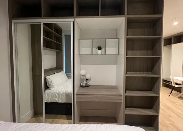 London Heathrow Airport Apartment Voyager House Terminal 12345 - Ev Electric And Parking Available!