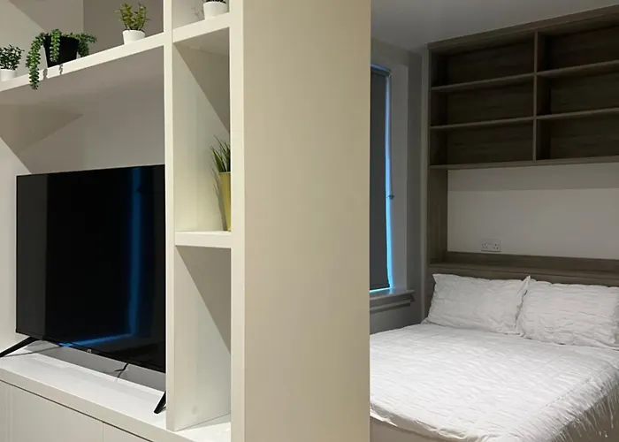 London Heathrow Airport Apartment Voyager House Terminal 12345 - Ev Electric And Parking Available!