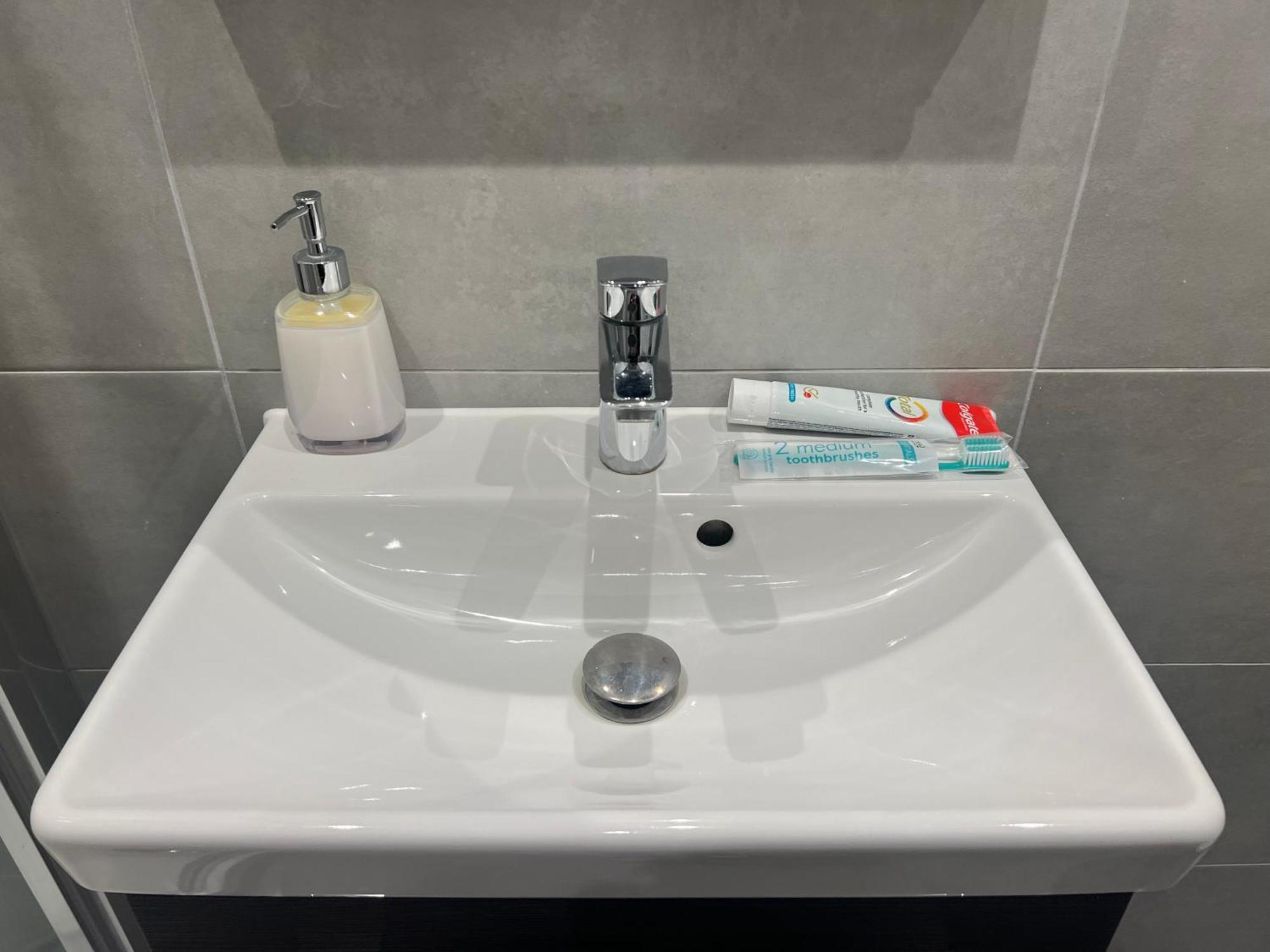 London Heathrow Airport Voyager House Terminal 12345 - Ev Electric And Parking Available!